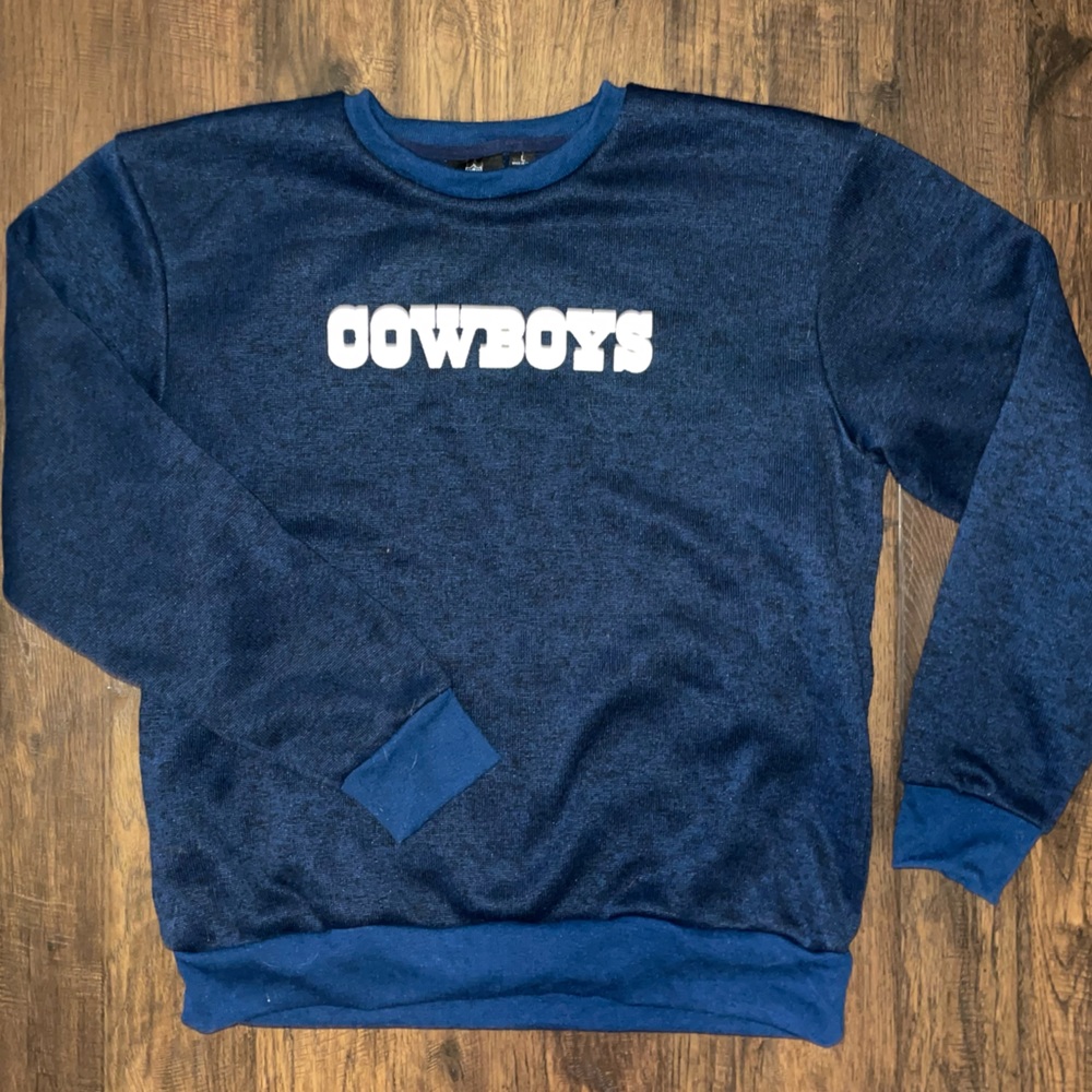 Women’s size Large cowboys NFL pullover. Excellent condition.